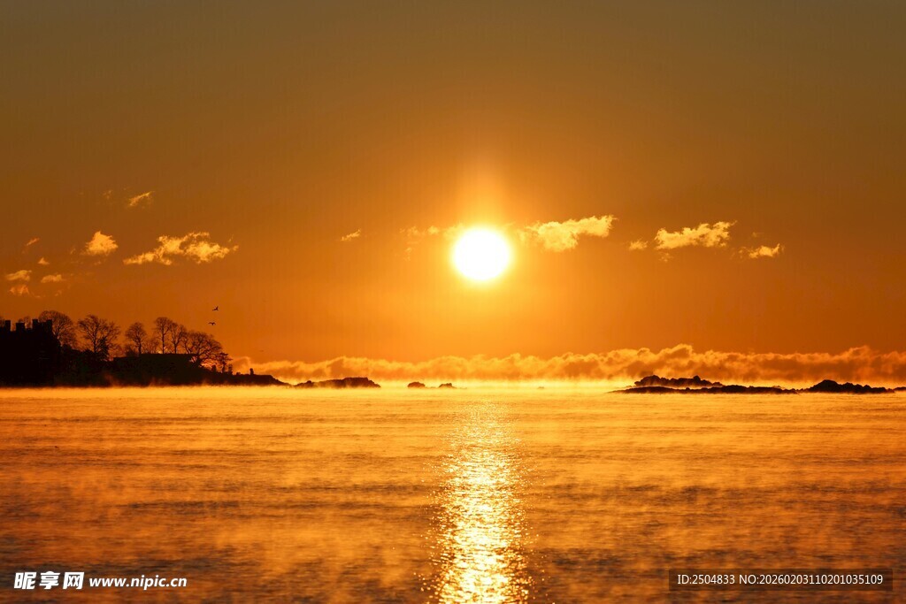 金色夕阳下的宁静水面