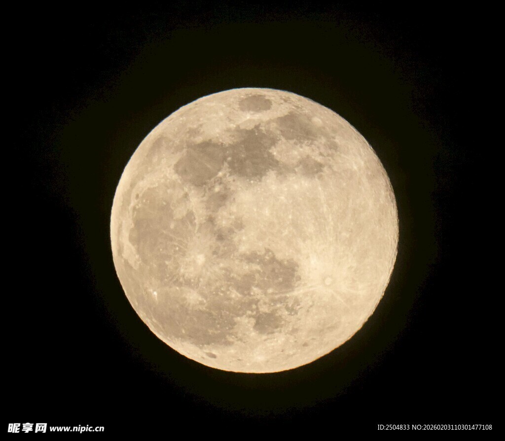 夜空中的满月