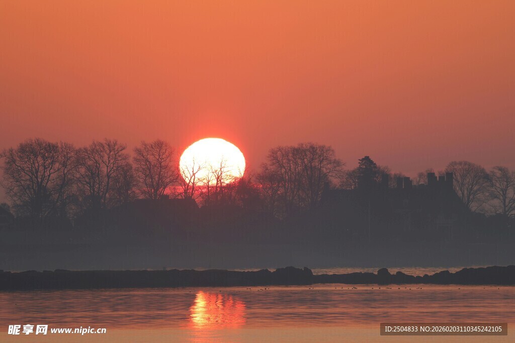 夕阳下的湖面美景