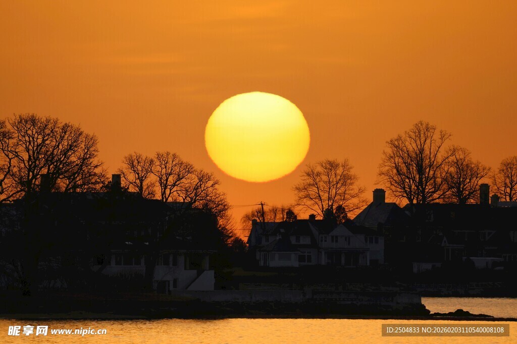 夕阳下的湖畔美景