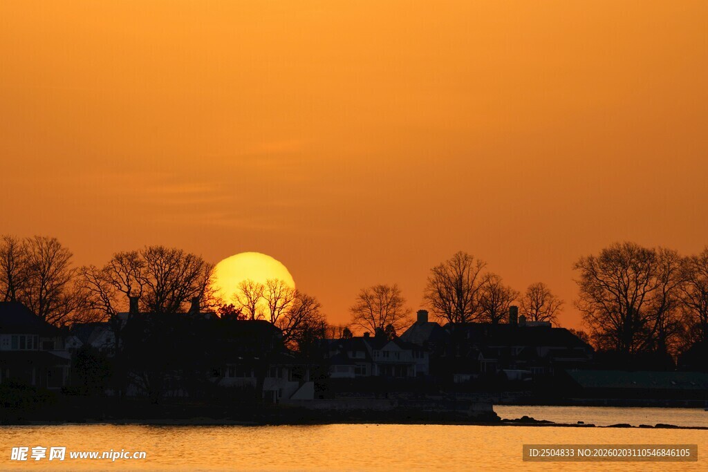 夕阳下的湖畔美景