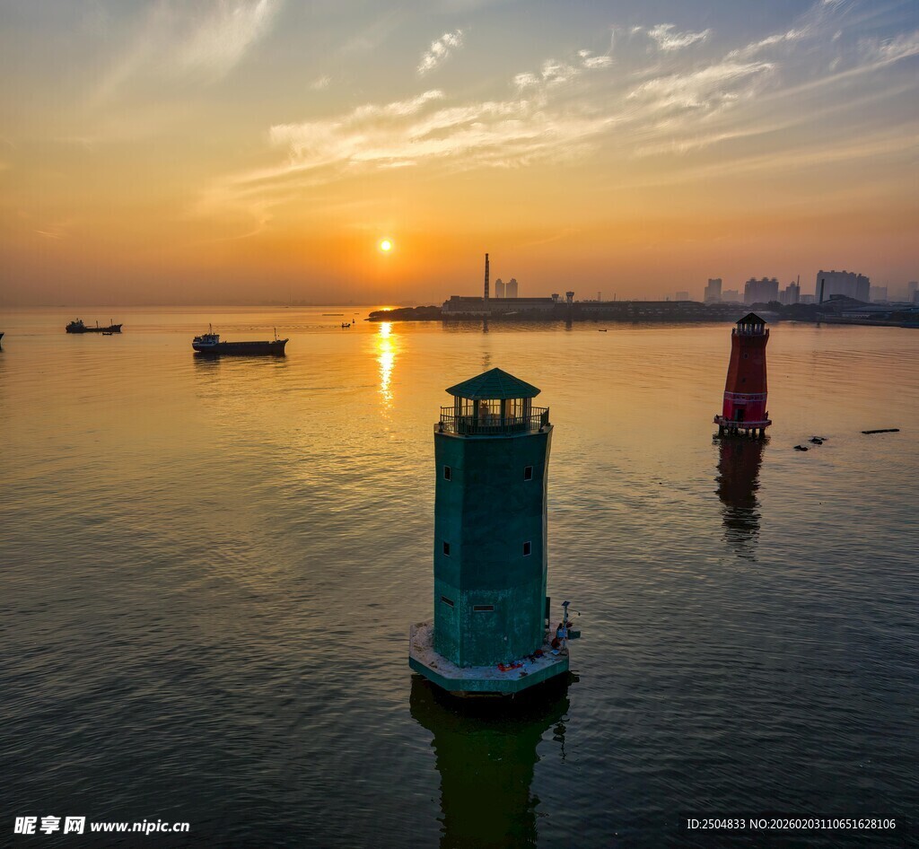 海上灯塔迎日出美景