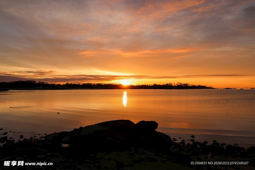 湖畔绝美日落景观