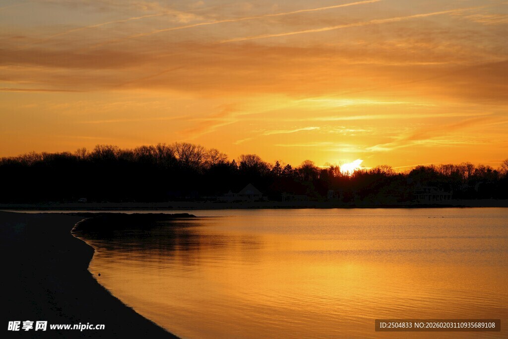 湖畔绝美日落景观
