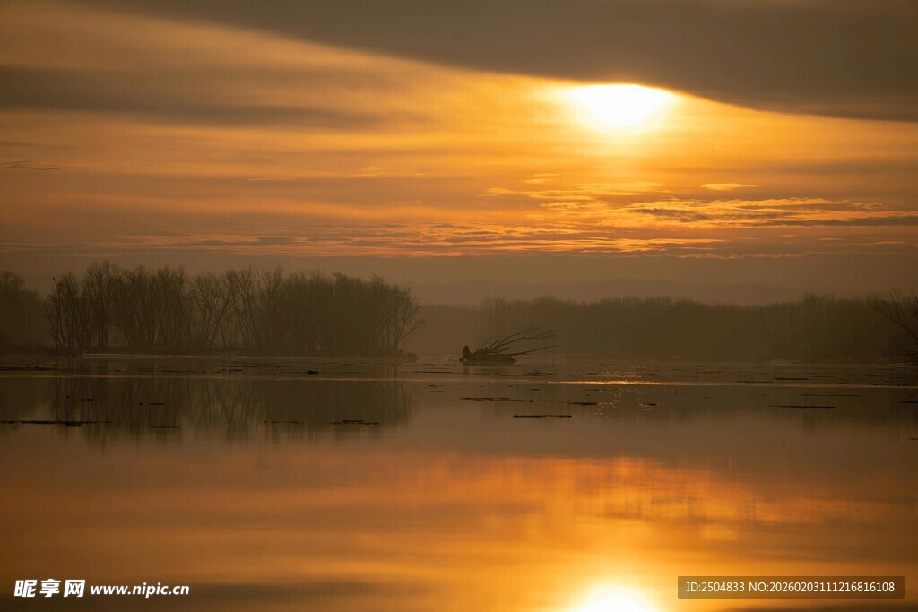 湖畔日落美景