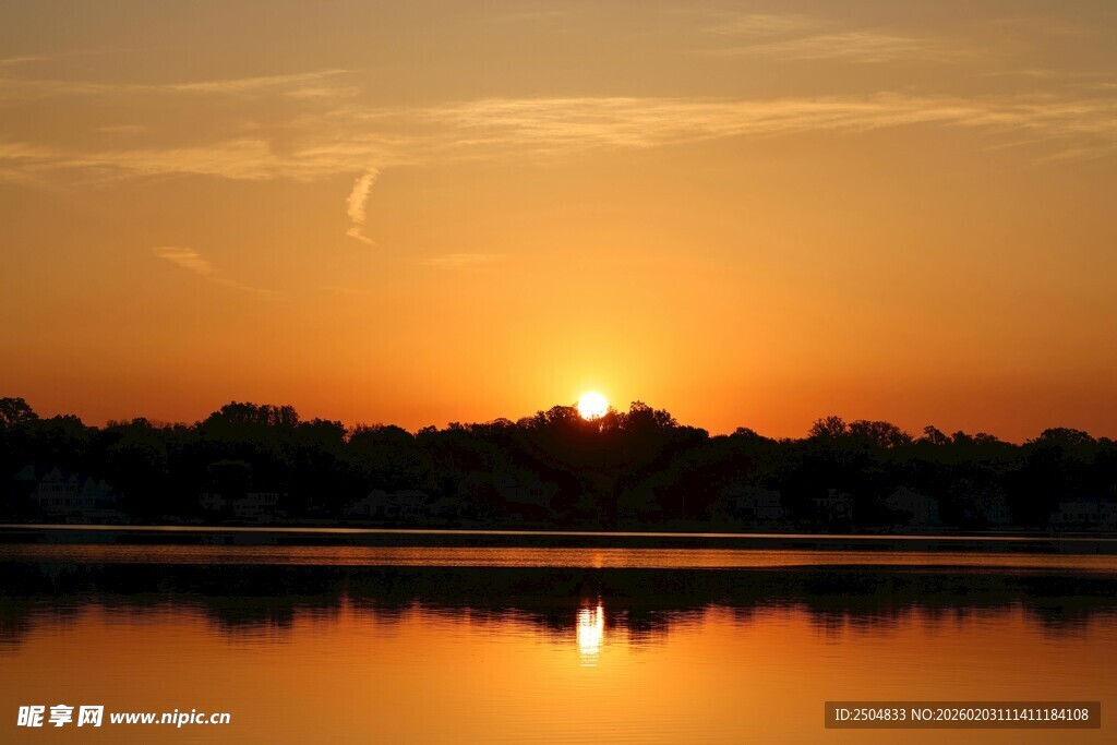湖畔日落美景