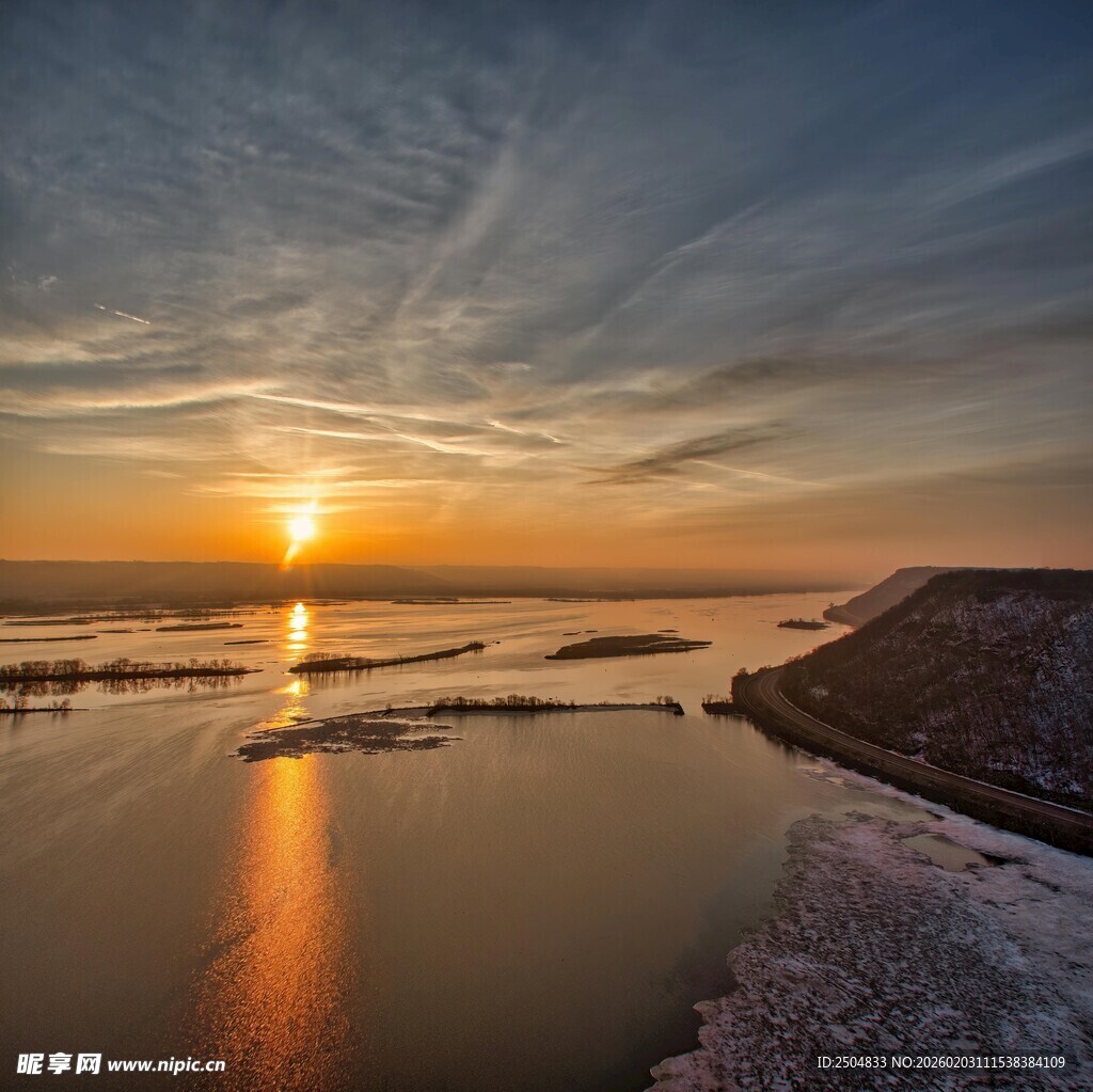 夕阳下的宁静水域美景