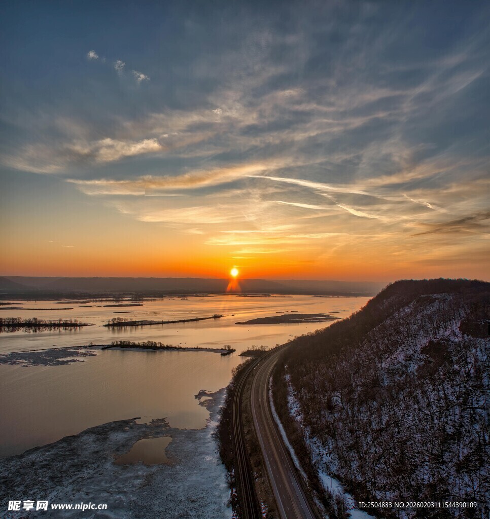 冬日铁道边的绝美落日景观