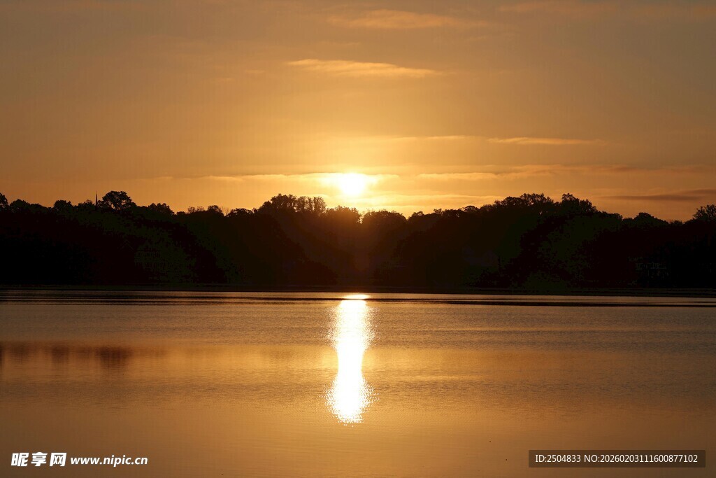 湖畔日落美景