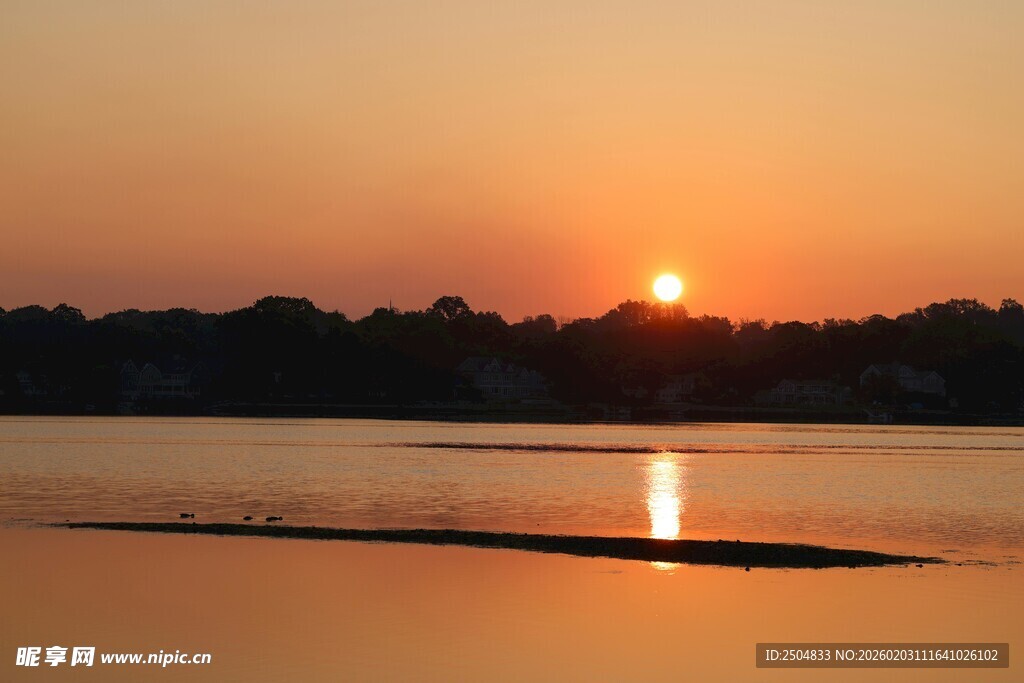 湖畔日落美景