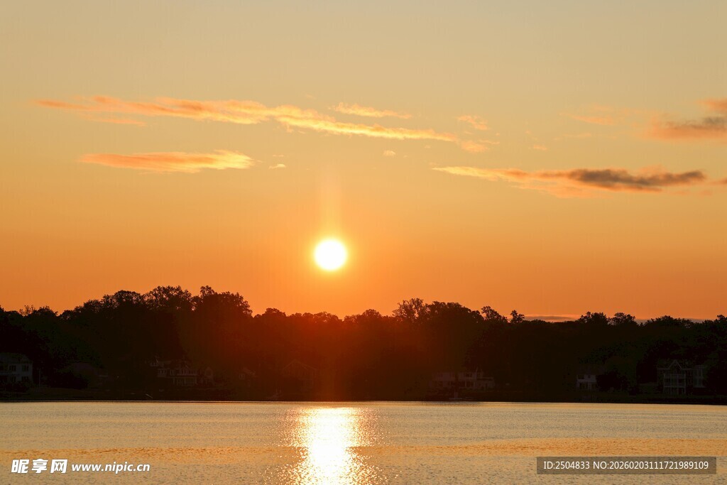 湖畔夕阳美景