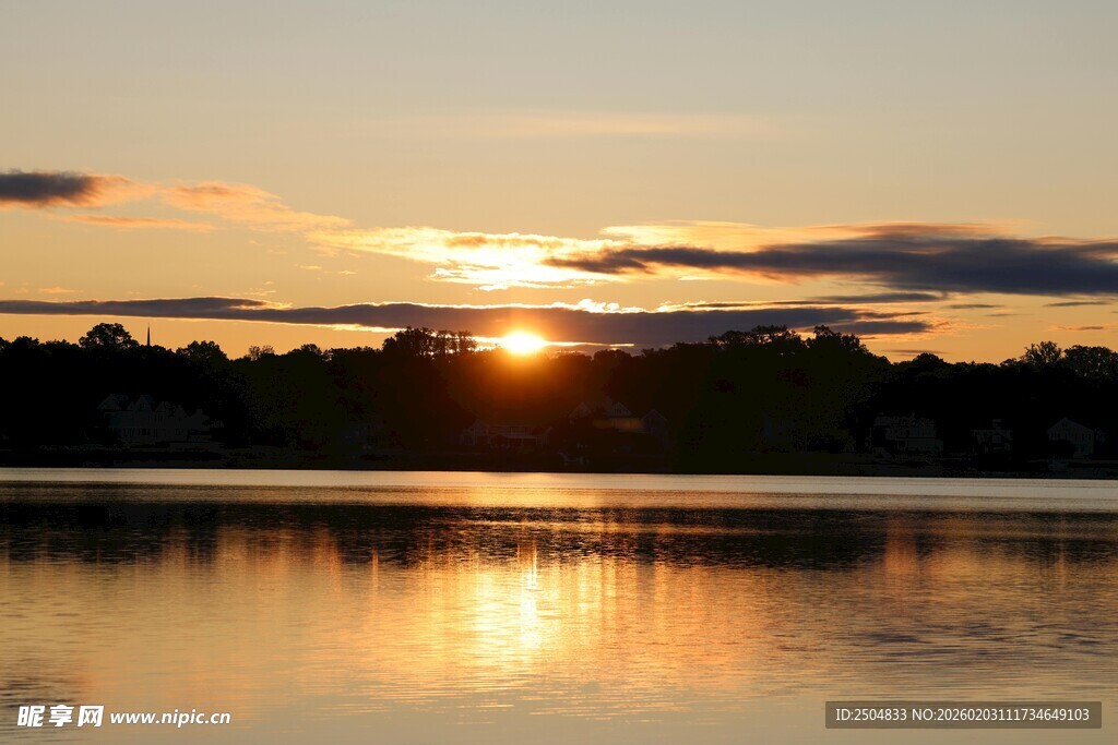 湖畔日落美景