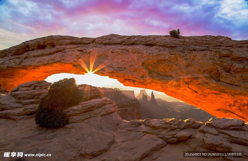 日出下的壮丽岩洞景观