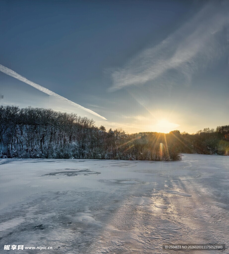 冬日雪野上的绝美日落