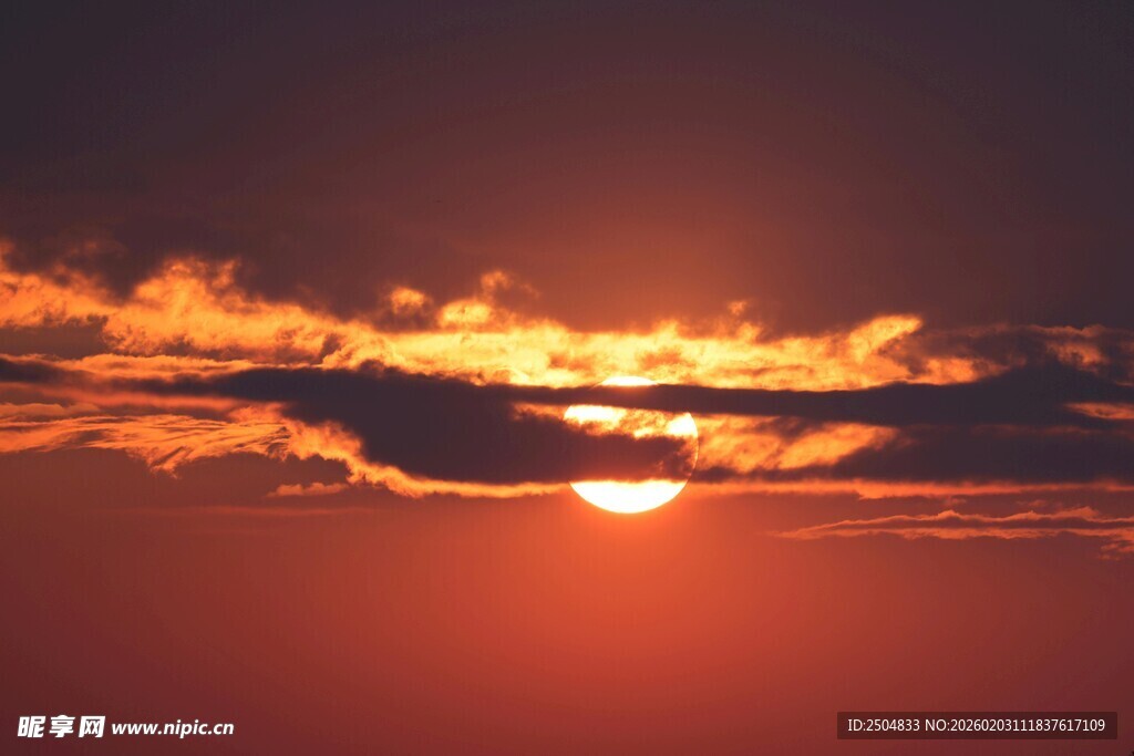 夕阳西下的绚烂天空