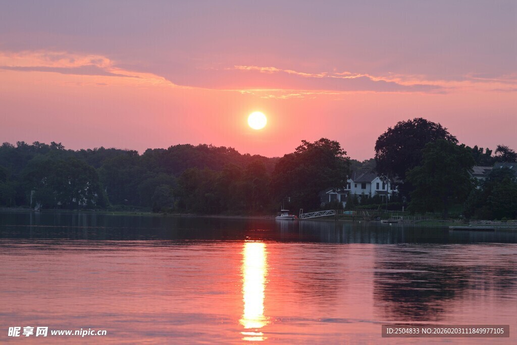 湖畔日落美景