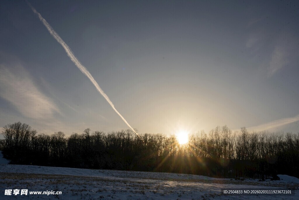 冬日雪野上的落日美景