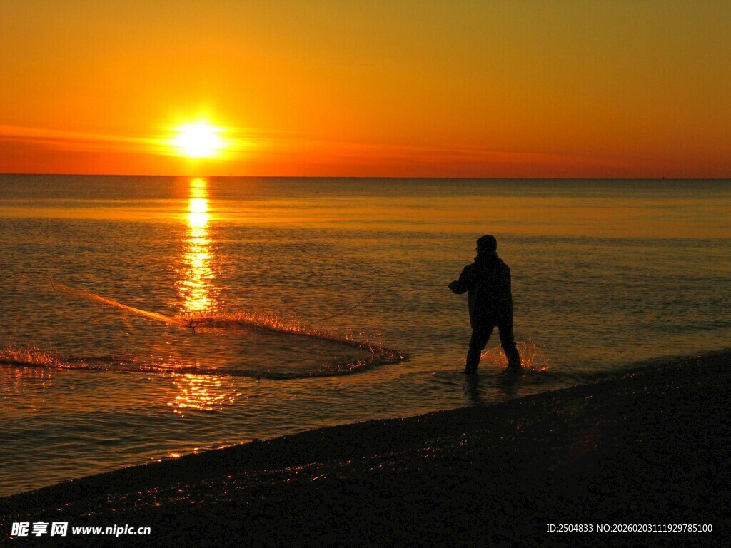 夕阳下海边的孤独身影