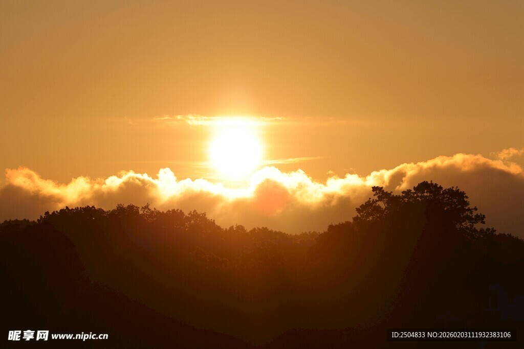 日落时分的壮美天空景观