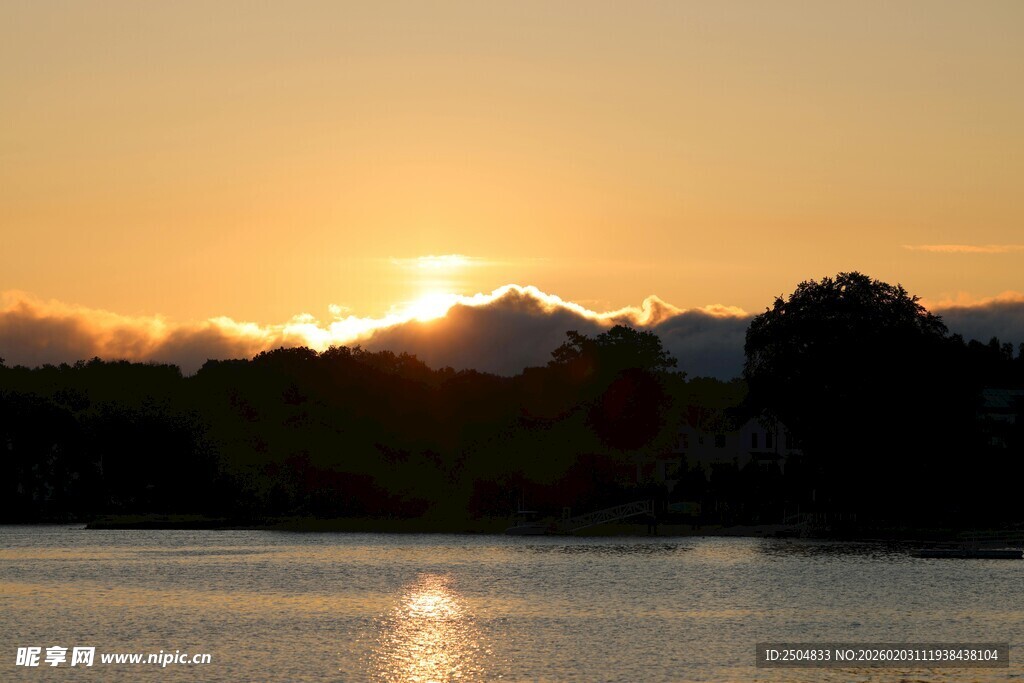 湖畔日落美景