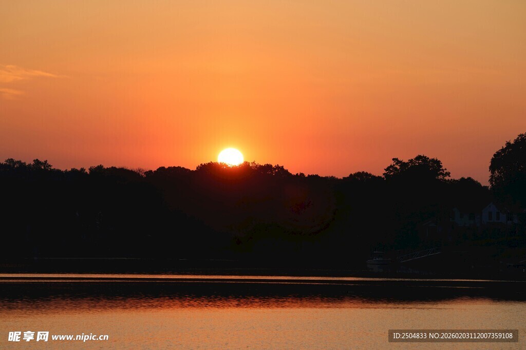 湖畔日落美景