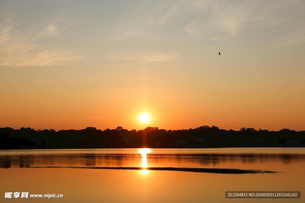 湖畔日落美景