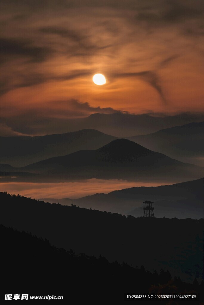 日落时分的山峦美景