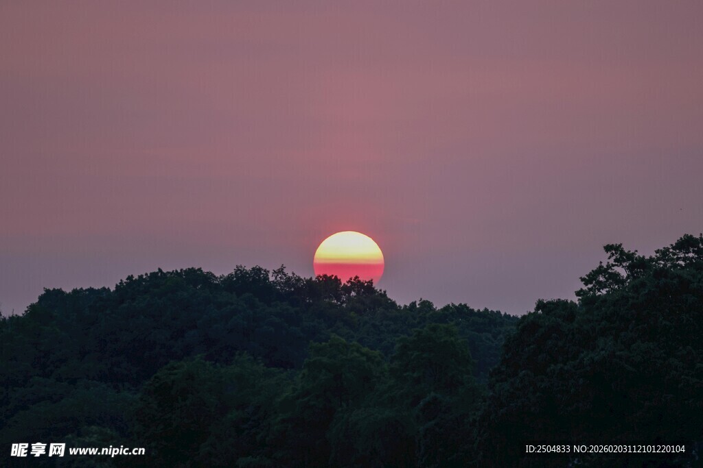 日落时分山林间的美景