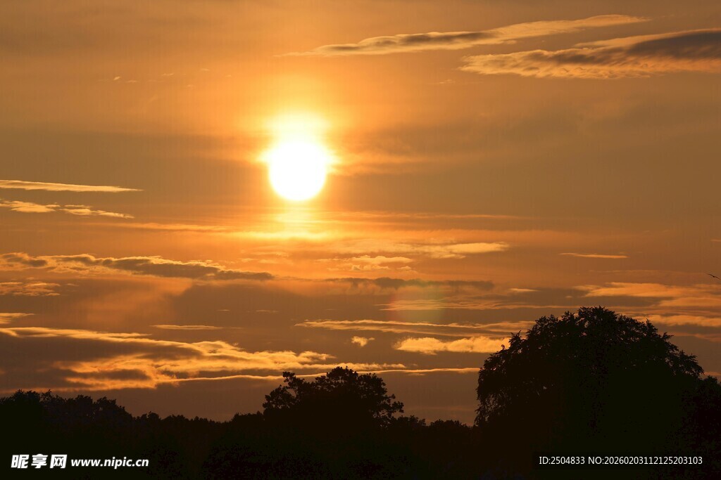 夕阳西下的美丽天际线