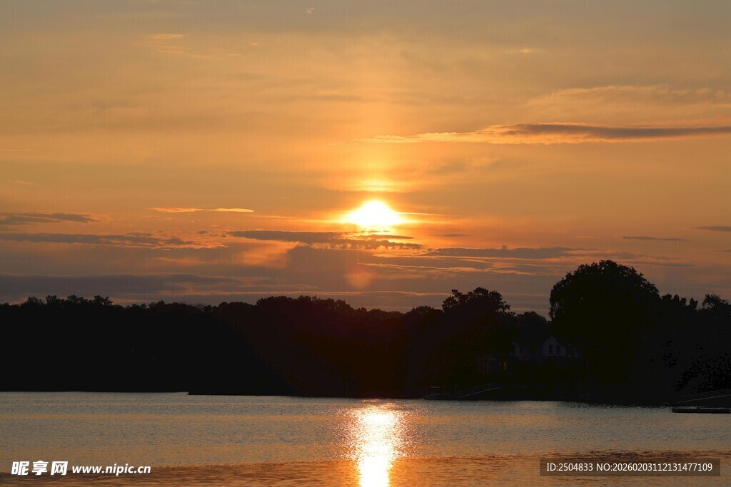 湖畔日落美景