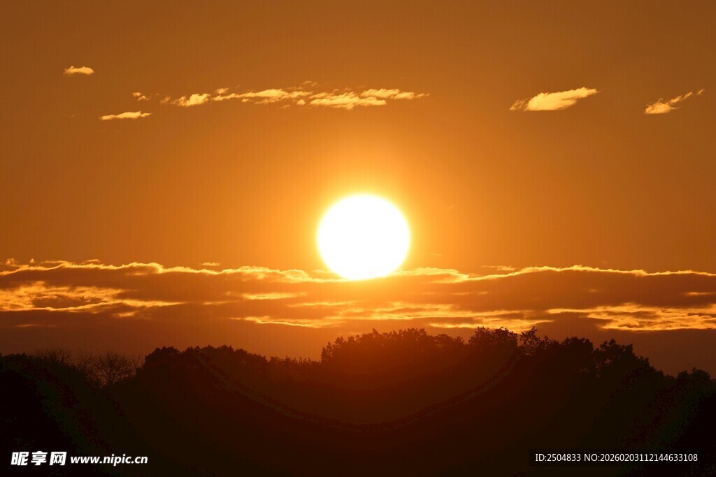 夕阳西下 天际染金