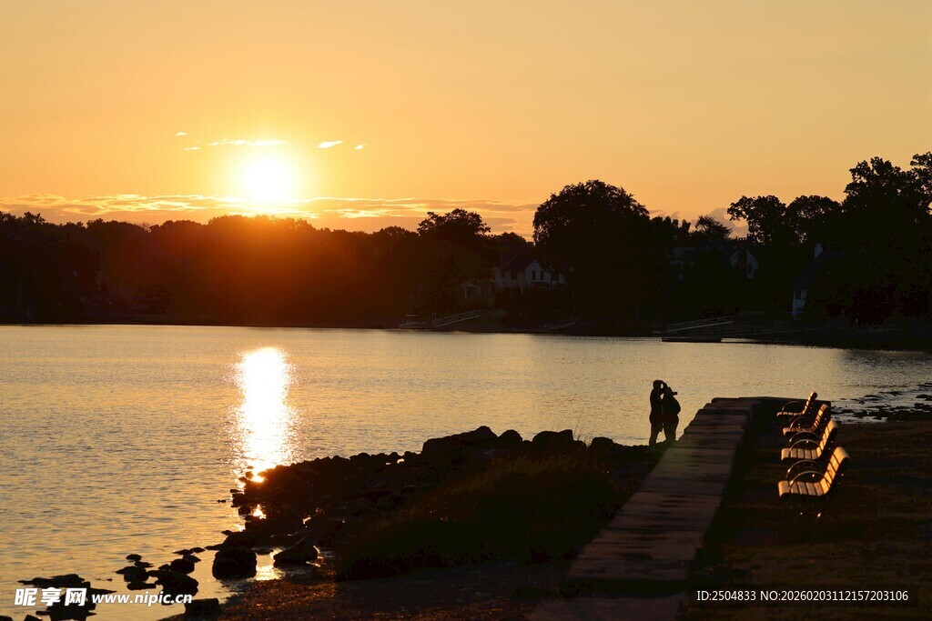 湖畔夕阳美景
