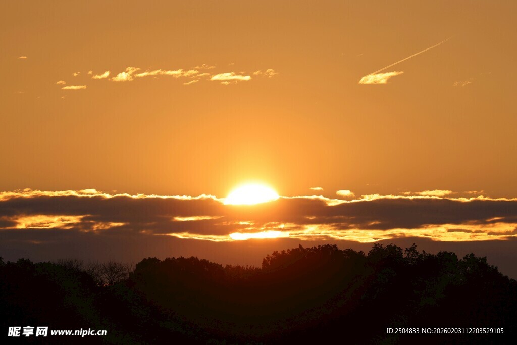 夕阳西下的壮美天际线