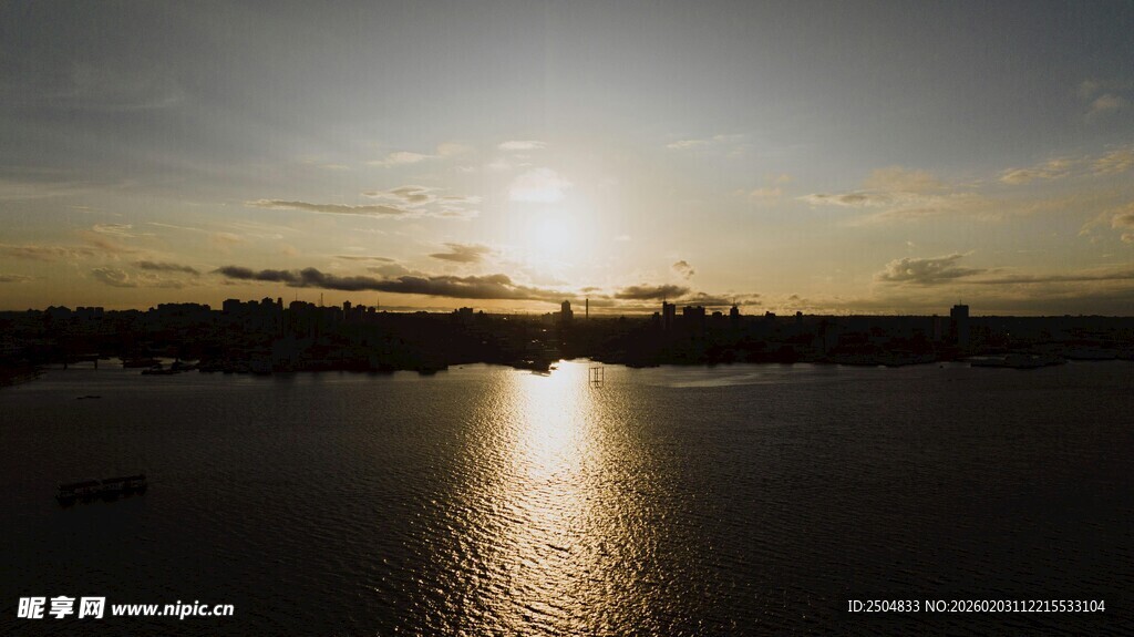 夕阳下波光粼粼的水面