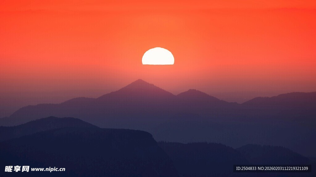 日出群山间美景