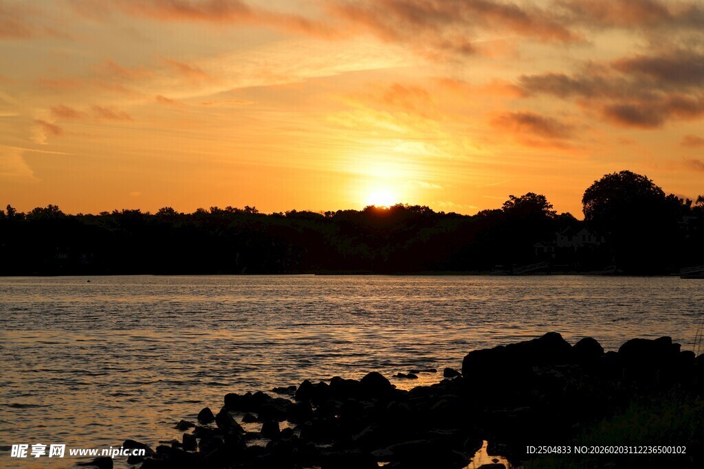 夕阳下的河畔美景