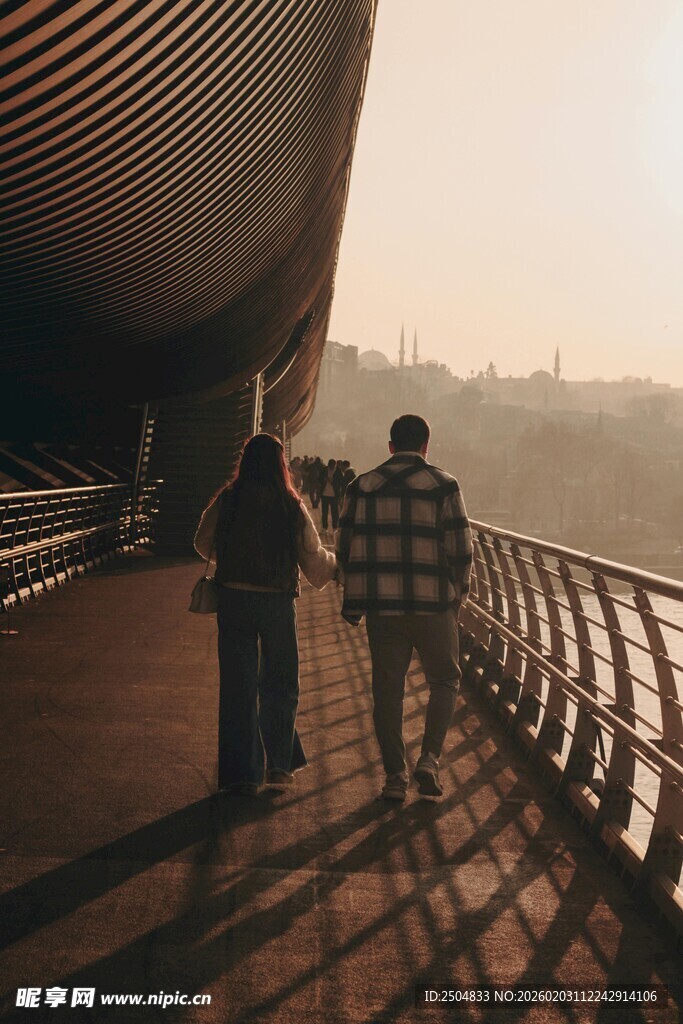 黄昏下情侣漫步建筑旁