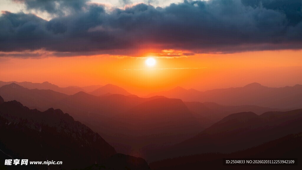 壮丽日出映照连绵山脉