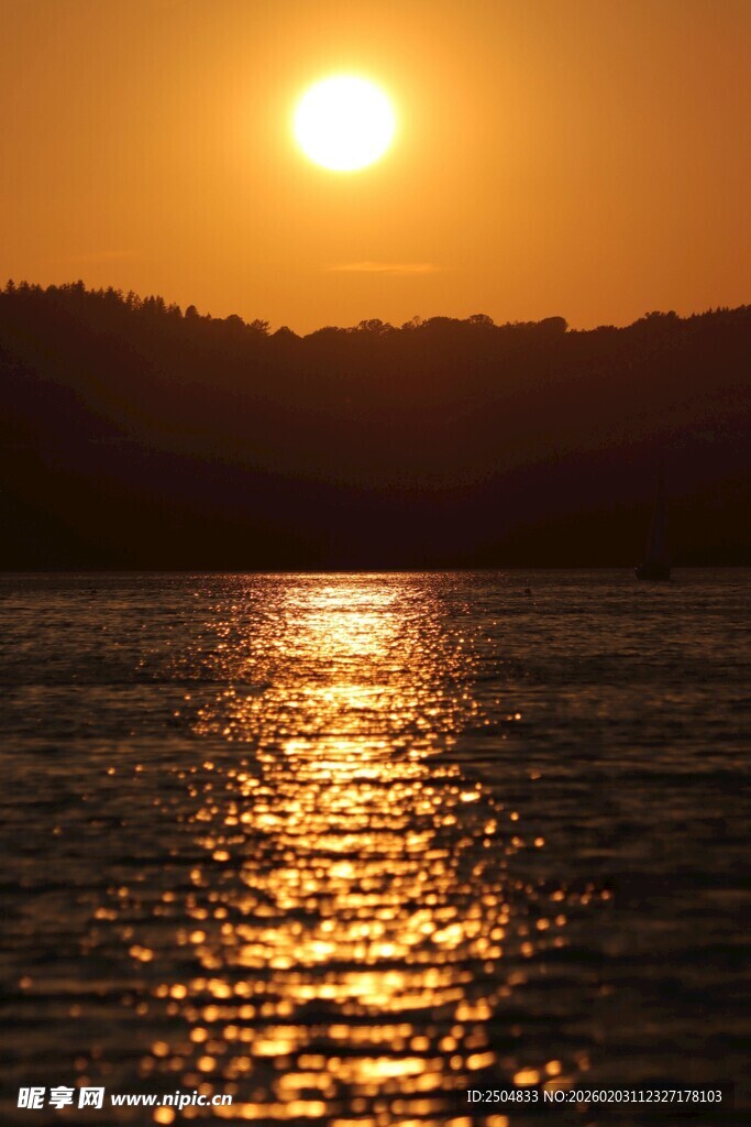 夕阳下波光粼粼的水面