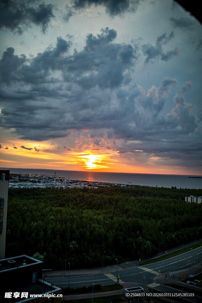 日落时分的田野壮丽景象