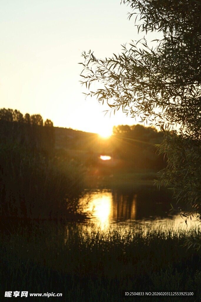 夕阳下的河畔美景
