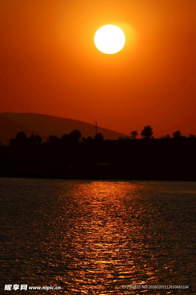 夕阳下的波光粼粼水面