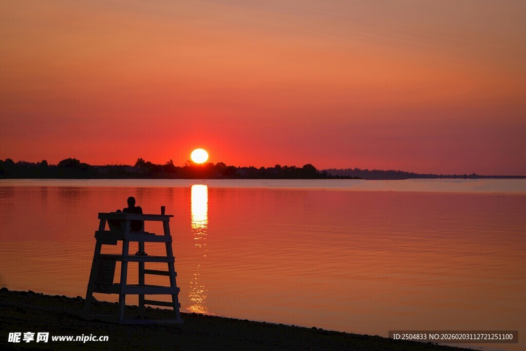 夕阳下的湖畔瞭望台