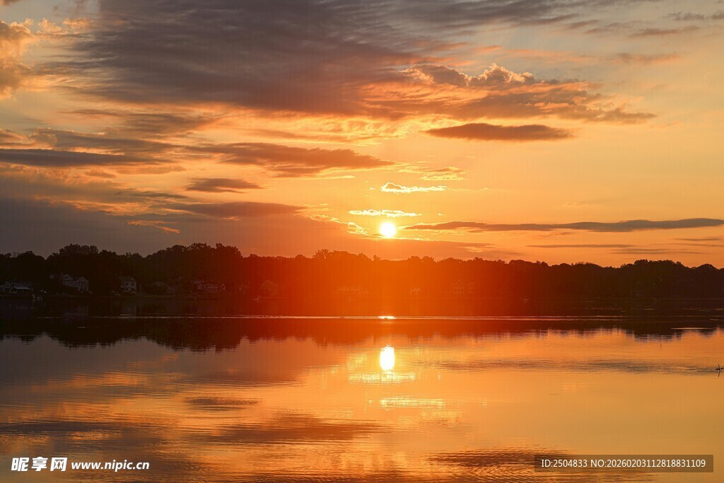 湖畔日落美景