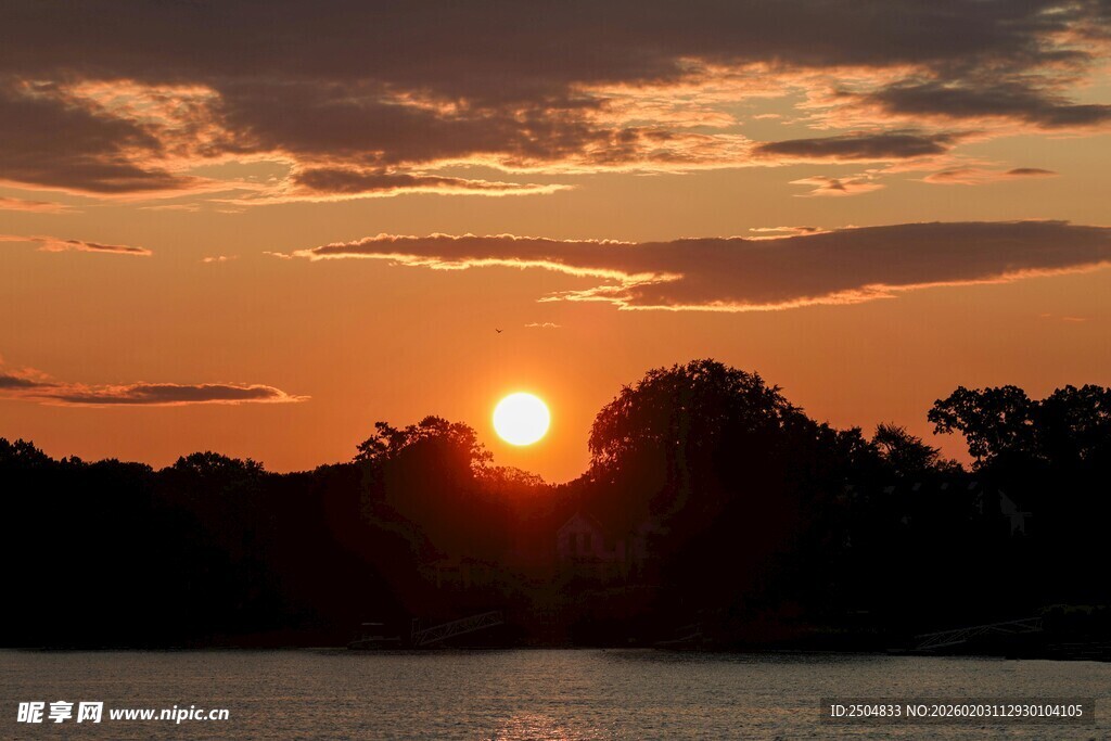 湖畔日落美景