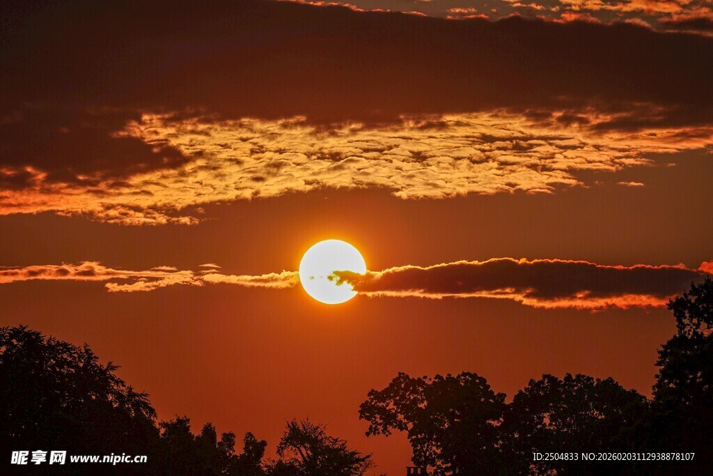 夕阳西下映天际