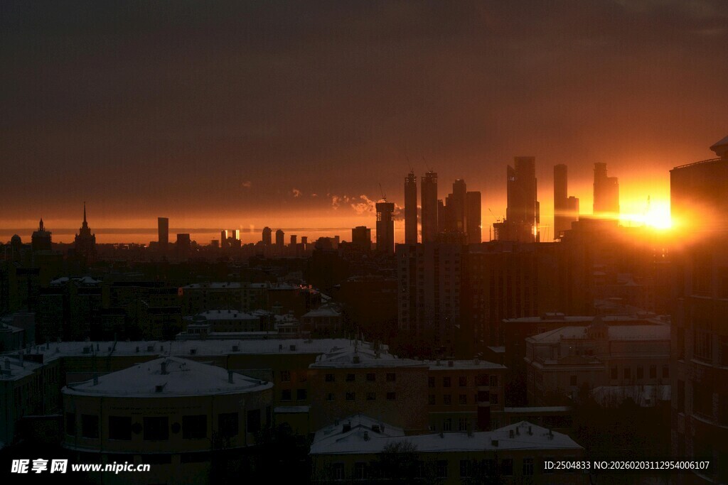 夕阳下的城市天际线景观