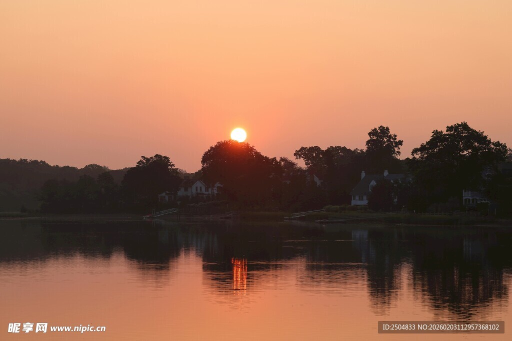 湖畔日落美景