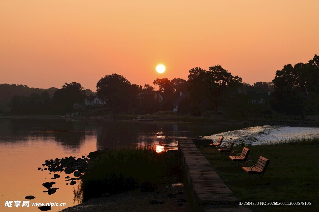 河畔日落美景