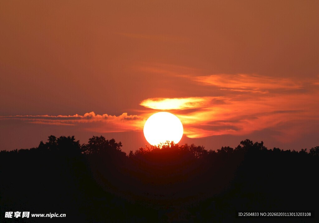 夕阳西下的美丽天际线